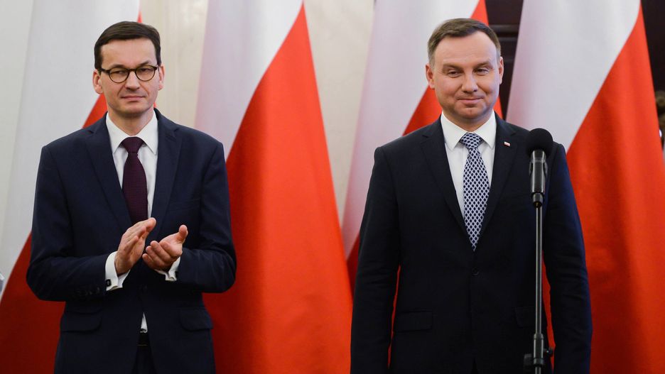 Ponad połowa Polaków jest zadowolona z prezydenta, prawie połowa - z premiera