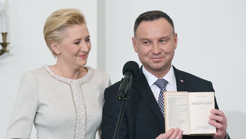 Prezydent RP Andrzej Duda (P) wraz z małżonką Agatą Kornhauser-Dudą (L) podczas inauguracji akcji "Narodowe Czytanie 2018"