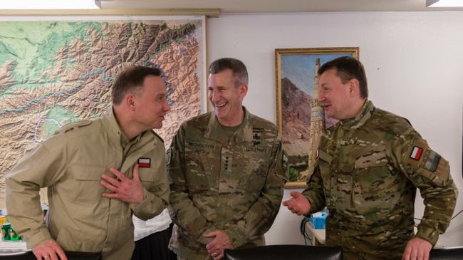 Prezydent, gen. John W. Nicholson Jr. oraz szef MON