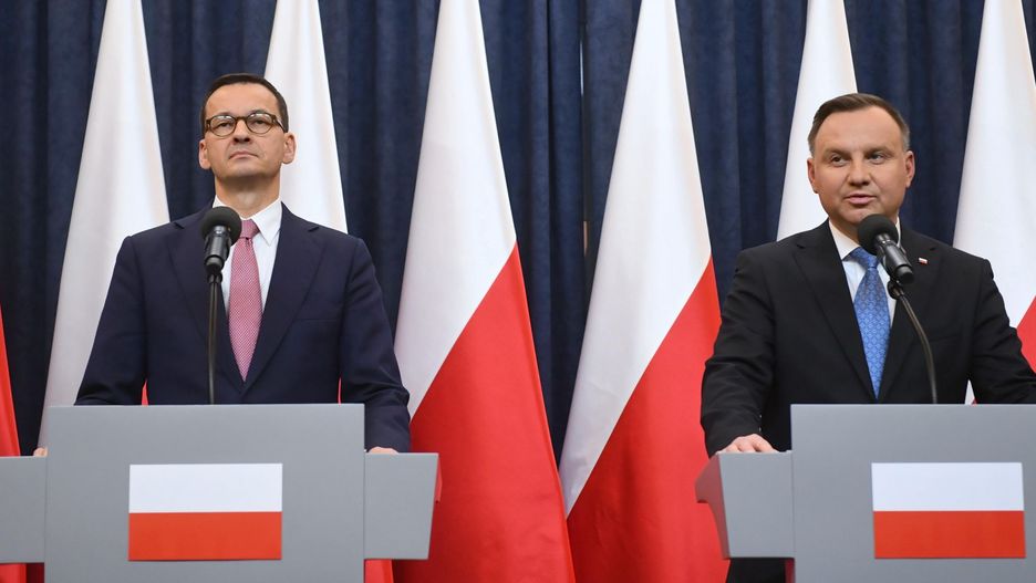 Mateusz Morawiecki i Andrzej Duda. Wspólnie zaprezentowali pakiet "Tarczy antykryzysowej" na rzecz uporania się z finansowymi skutkami pandemii koronawirusa.