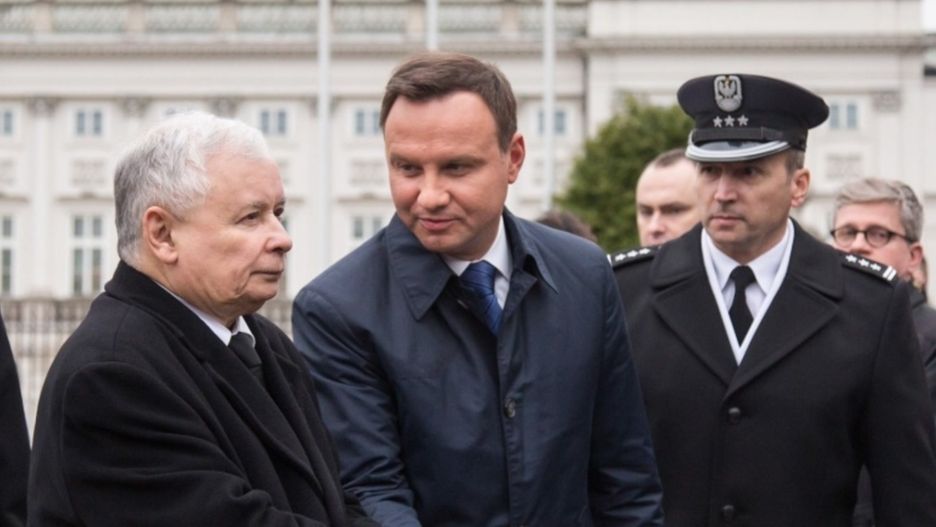 Jarosław Kaczyński wita się z Andrzejem Dudą, 10 kwietnia 2016 r.