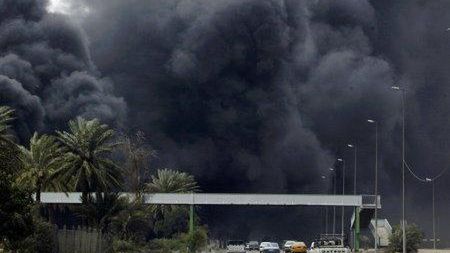 Chmury dymu z pól naftowych unoszą się nad Bagdadem (fot. PAP/EPA)