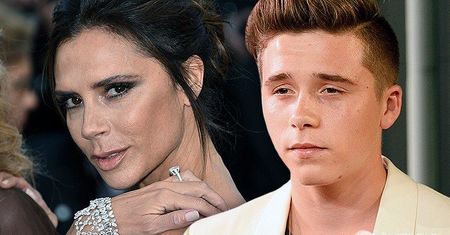 Rarytasik! Brooklyn Beckham pokazał cudną fotkę swojej pięknej mamy! Półnaga Victoria moczy się w basenie popijając drinka!
