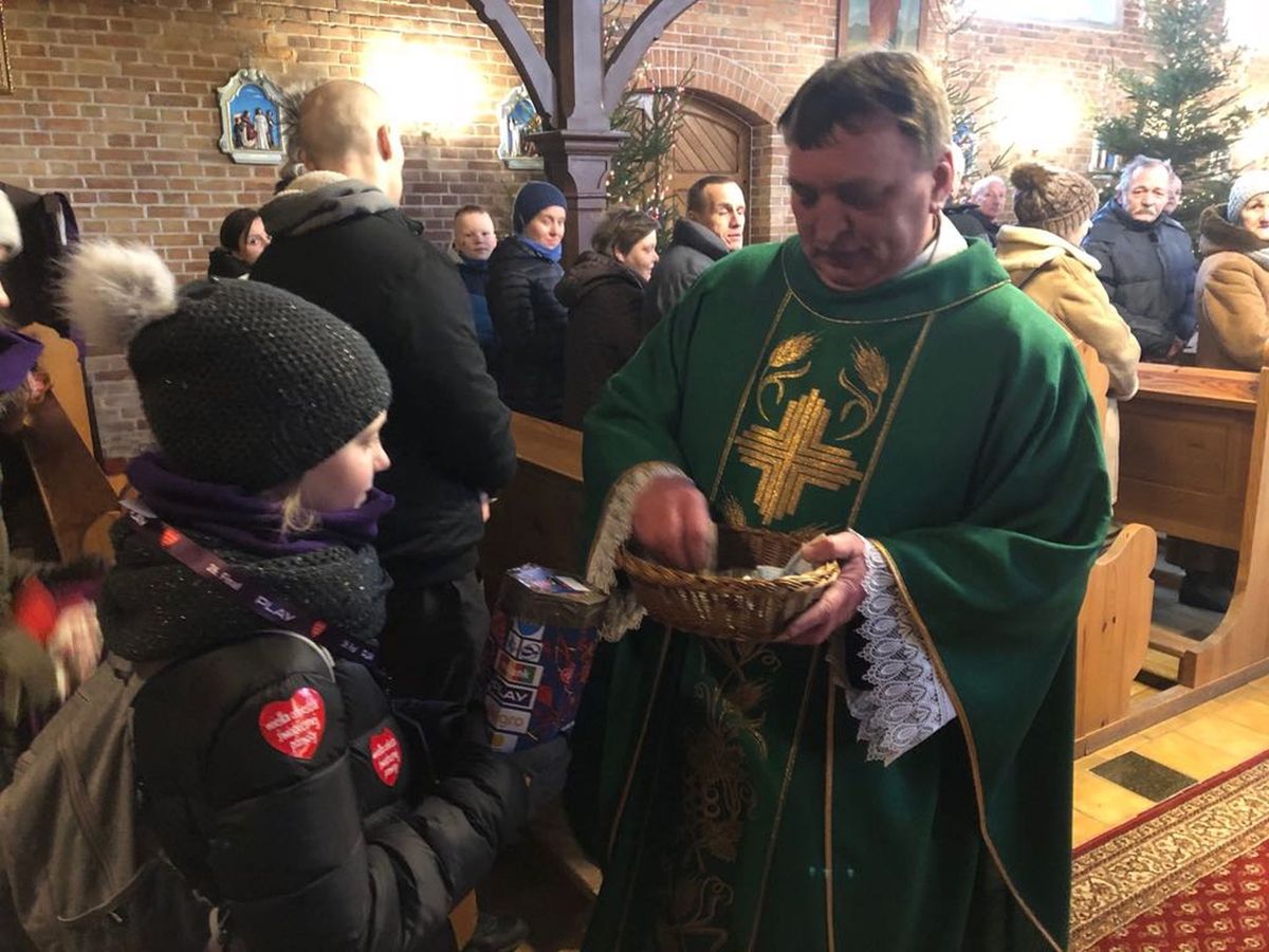 Niezwykły gest księdza. Wysypał pieniądze z tacy do puszki WOŚP