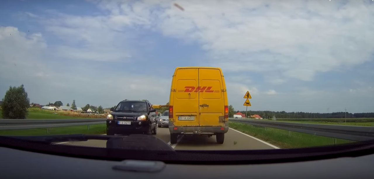 Przekazanie przesyłki na środku drogi. Kurier DHL zaskoczył kierowców