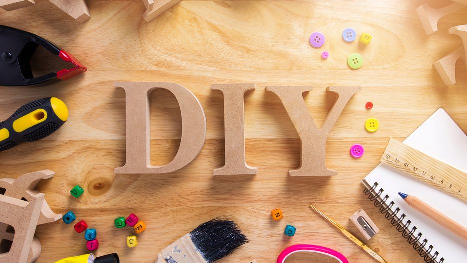Planując wykonanie zabawki DIY dla psa, należy pamiętać o wybieraniu jedynie bezpiecznych dla zwierzęcia materiałów