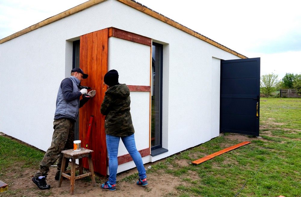 - Przez wykonanie tych prac samodzielnie oszczędziliśmy około 40 tys. zł - zaznacza pani Monika. 