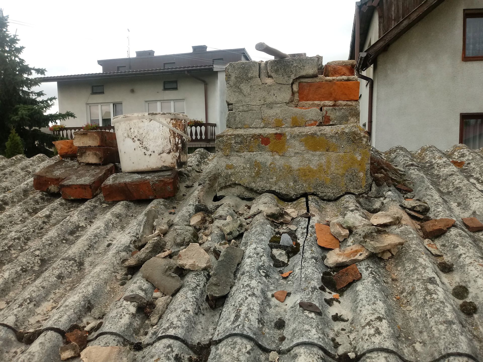 Kobieta podmurowała komin 