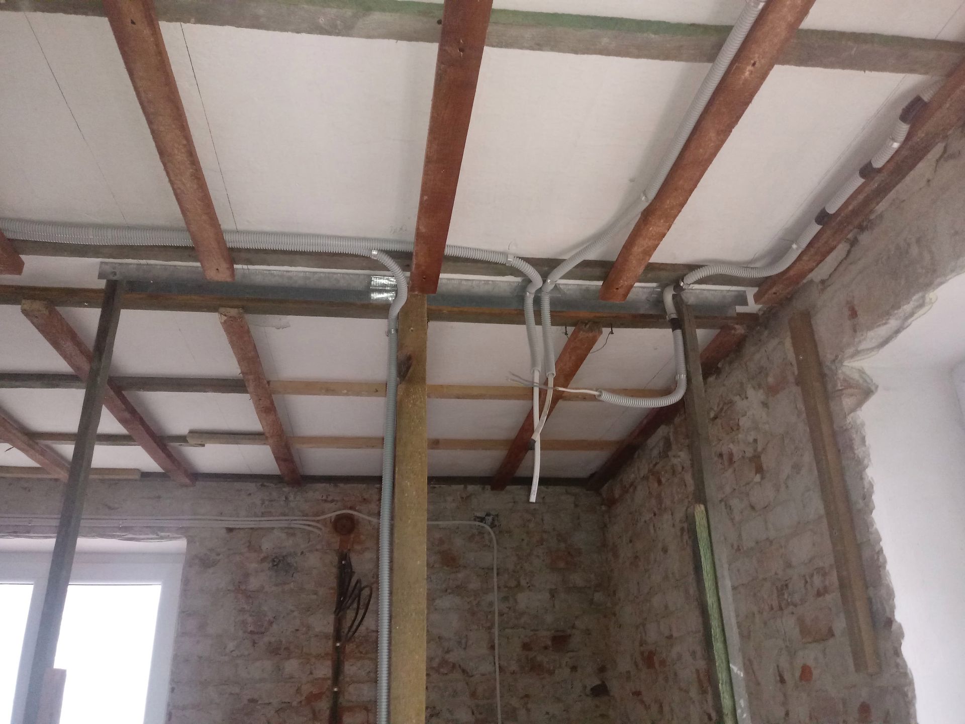 Znajomy elektryk zamontował kable 