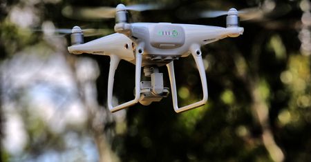 Parafianie twierdzą, że ksiądz szpieguje ich dronem