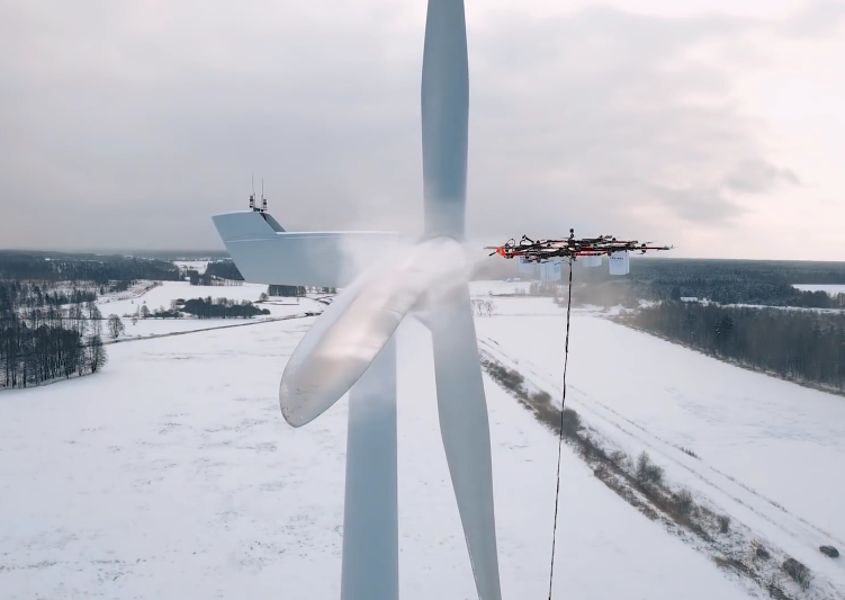 Zobacz, jak potężny dron odladza turbinę wiatrową. Niesamowite zastosowanie latającej maszyny