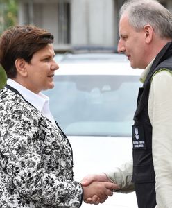 Wojewoda Drelich: słowa o grabieniu liści to fake news. Radni wręczyli mu grabie