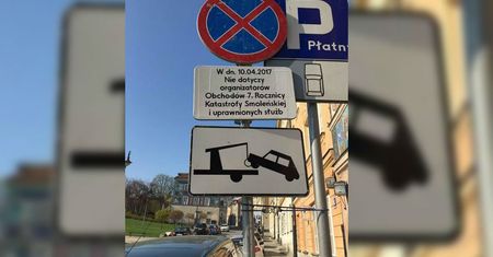 W stolicy pojawiły się znaki drogowe dotyczące katastrofy smoleńskiej