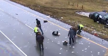 Wypadek samochodu przewożącego gotówkę. Pieniądze dosłownie spadały z nieba
