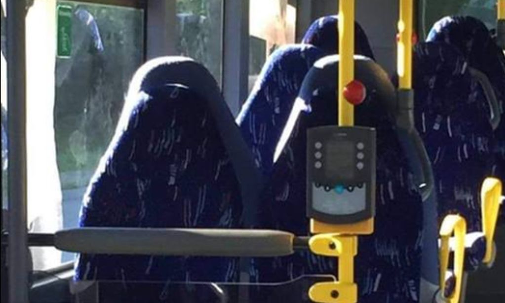 Wpadka narodowców. Pomylili puste siedzenia w autobusie z kobietami w burkach