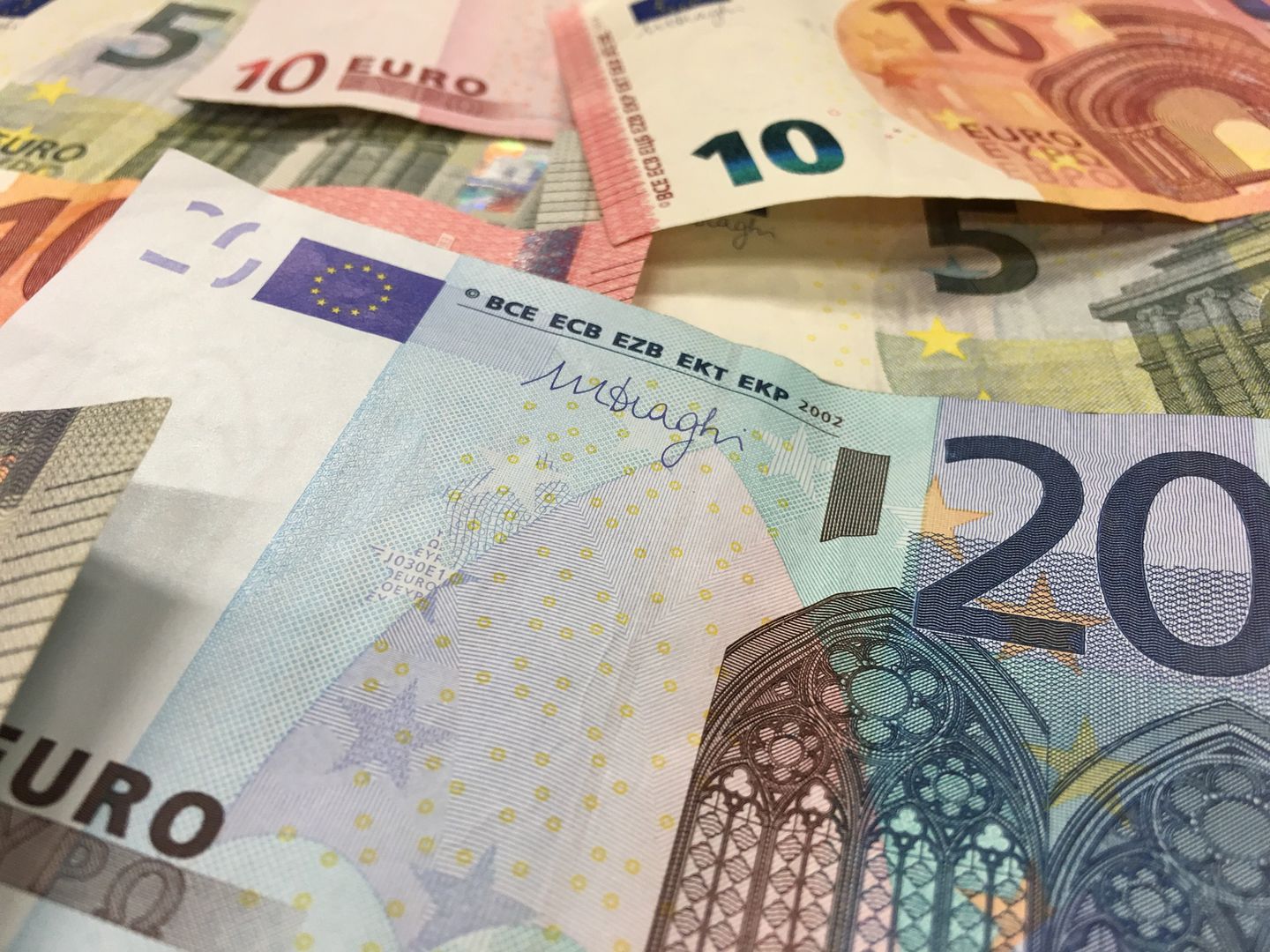 Syryjski uchodźca znalazł 150 tys. euro w szafce. Oddał je władzom