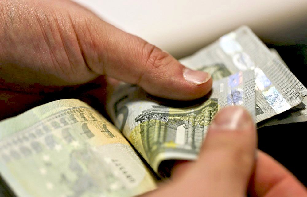 Euro w Polsce. Unijny urzędnik przekonuje: koszty nieobecności Polski w strefie euro będą rosnąć