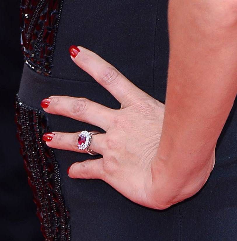 Eva Longoria – pierścionek zaręczynowy –  rubin otoczony diamentami