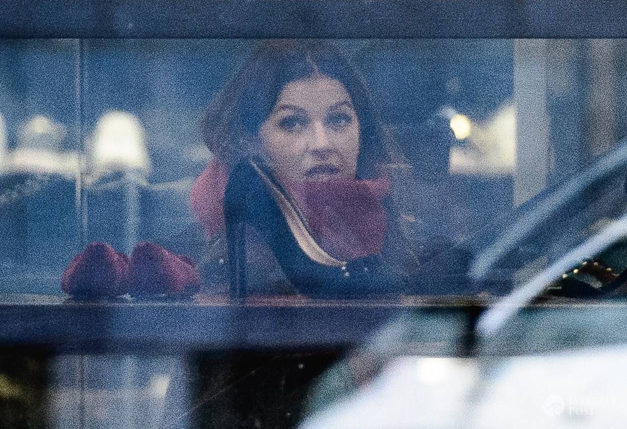 Anna Lewandowska ogląda buty w domu handlowym VitkAc