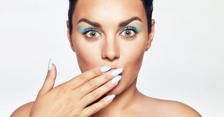 Ewa Farna bez makijażu pozuje topless: "Słowo feminizm ma takie negatywne konotacje". Odważnie!