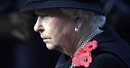 Tragedia w pałacu Buckingham. Królowa Elżbieta II pogrążyła się w żałobie.  "Nigdy nie widziałem jej w takim stanie"