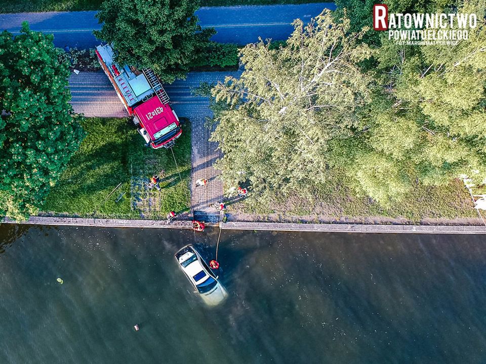 Ełk. Samochód stoczył się na promenadę. Potrącił kobietę z niemowlakiem