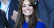 Kate Middleton w kobaltowym płaszczyku kibicuje rugbystom