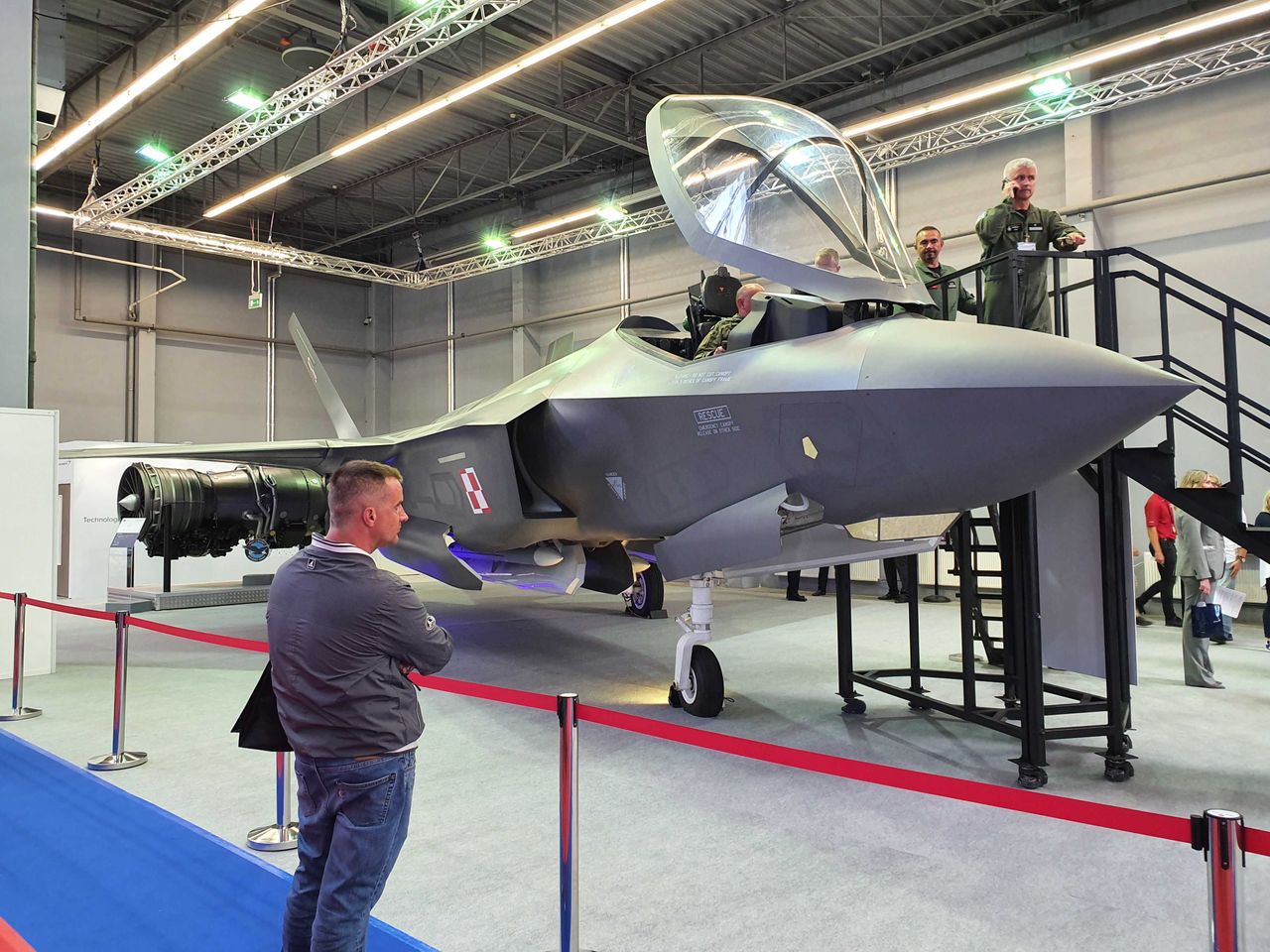 MSPO 2019. Atrapa F-35 na targach wojskowych w Kielcach. Można przyjść i posiedzieć w środku