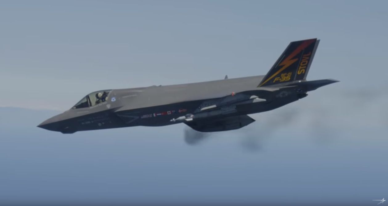Testy myśliwca F-35B z podwieszanym działkiem GAU-22/A