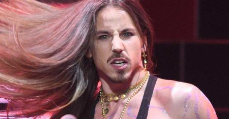 Michał Szpak pokazał się cały rozedrgany ze strachu! Swój występ w Sopocie zapamięta do końca życia! Co się stało z jego włosami?