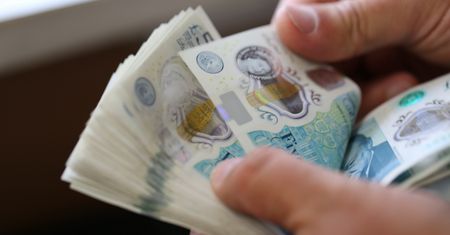 Ktoś rozdaje pieniądze przypadkowym ludziom. Policja szuka darczyńcy
