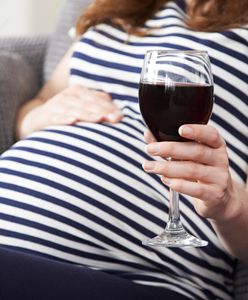 Pijąc alkohol w ciąży narażasz swoje dziecko na niebezpieczeństwo. Ruszyła kampania #KochamNiepiję