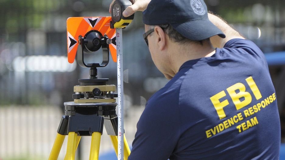 Agent FBI na miejscu dochodzenia