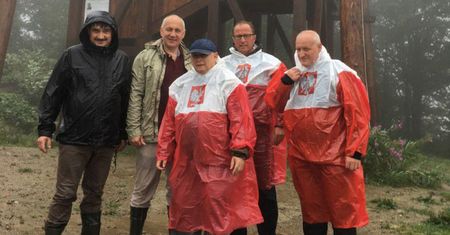 Są hitem wśród tegorocznych gadżetów patriotycznych. Sprawdziliśmy, jak wytwarza się biało-czerwone pelerynki