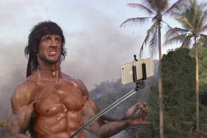 Zamienili broń na selfie sticka. Zobacz, co wyszło