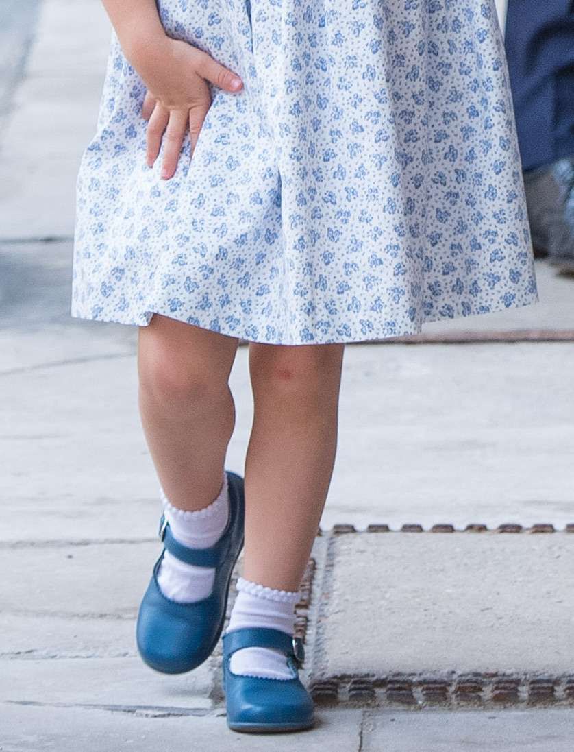 Księżniczka Charlotte ma niebieskie buty