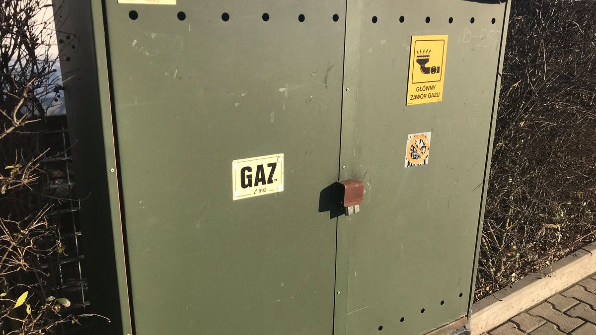 Skrzynka z zaworem odcinającym dopływ gazu.