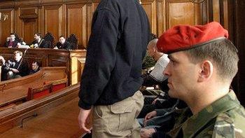 Jeden z oskarżonych wysłuchuje wyroku (PAP-Stefan Kraszewski)
