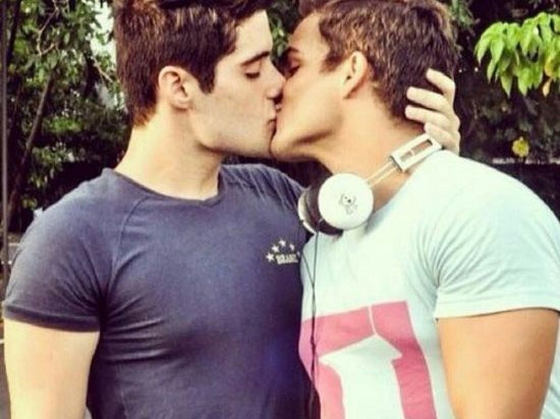 Internet zalały fotki całujących się mężczyzn