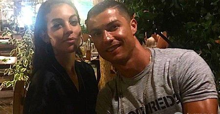 Fenomenalne zdjęcie! Cristiano Ronaldo i śliczna Georgina Rodriguez pozują z całą wesołą gromadką swoich "słodziaczków"! Widok rozbrajający!