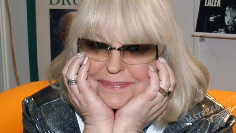 scena z: Urszula Sipiñska
SK: Miêdzynarodowe Targi Ksi¹¿ki, targi, Targi Ksi¹¿ki, maj 2005, okulary przeciws³oneczne
fot. Proñczyk/AKPA