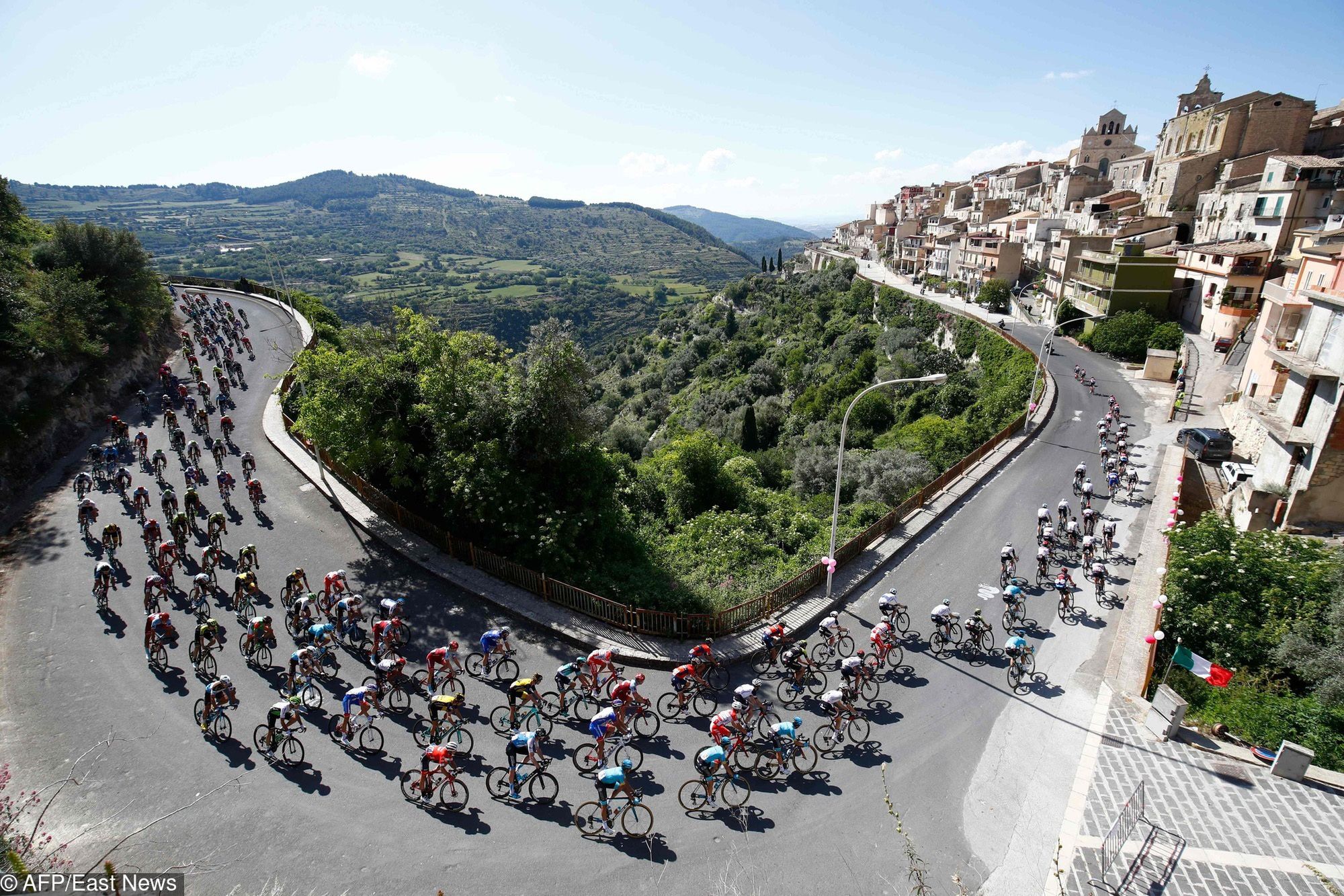 TOPSHOT - The pack rides in Monterosso Almo during the 4th stage between Catania and Caltagirone (Sicily) of the 101st Giro d'Italia, Tour of Italy cycling race, on May 8, 2017.  / AFP PHOTO / Luk Benies 