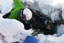 Snowboardzista wpadł do "studni" drzewnej. Akcja ratunkowa GOPR