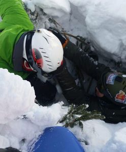 Snowboardzista wpadł do "studni" drzewnej. Akcja ratunkowa GOPR