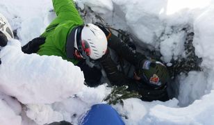 Snowboardzista wpadł do "studni" drzewnej. Akcja ratunkowa GOPR