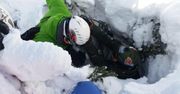 Snowboardzista wpadł do "studni" drzewnej. Akcja ratunkowa GOPR