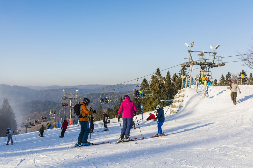 Ze statystyk wynika, że 52 proc. naszych rodaków wybiera się zimą w polskie góry