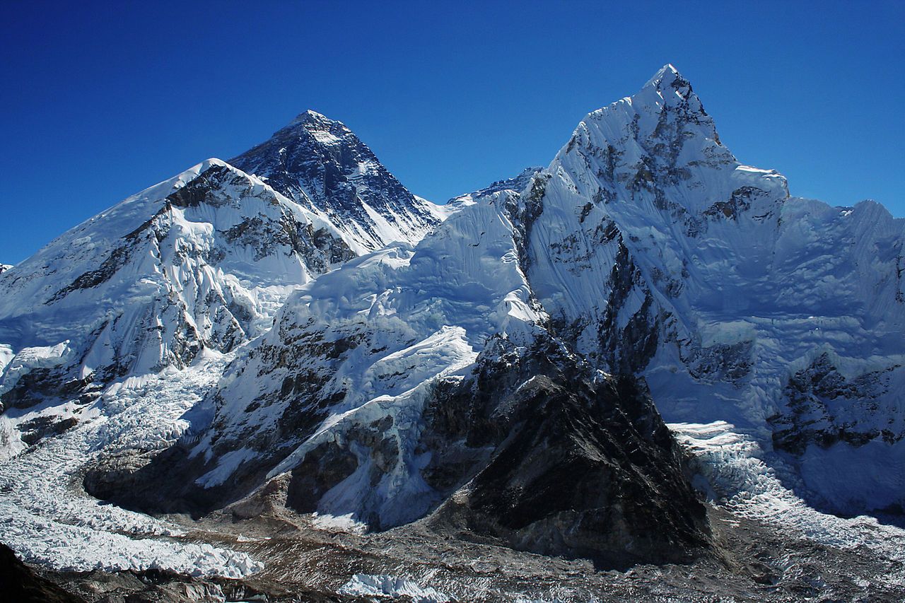 Temperatura idzie do góry, a Everest przypomina o ofiarach