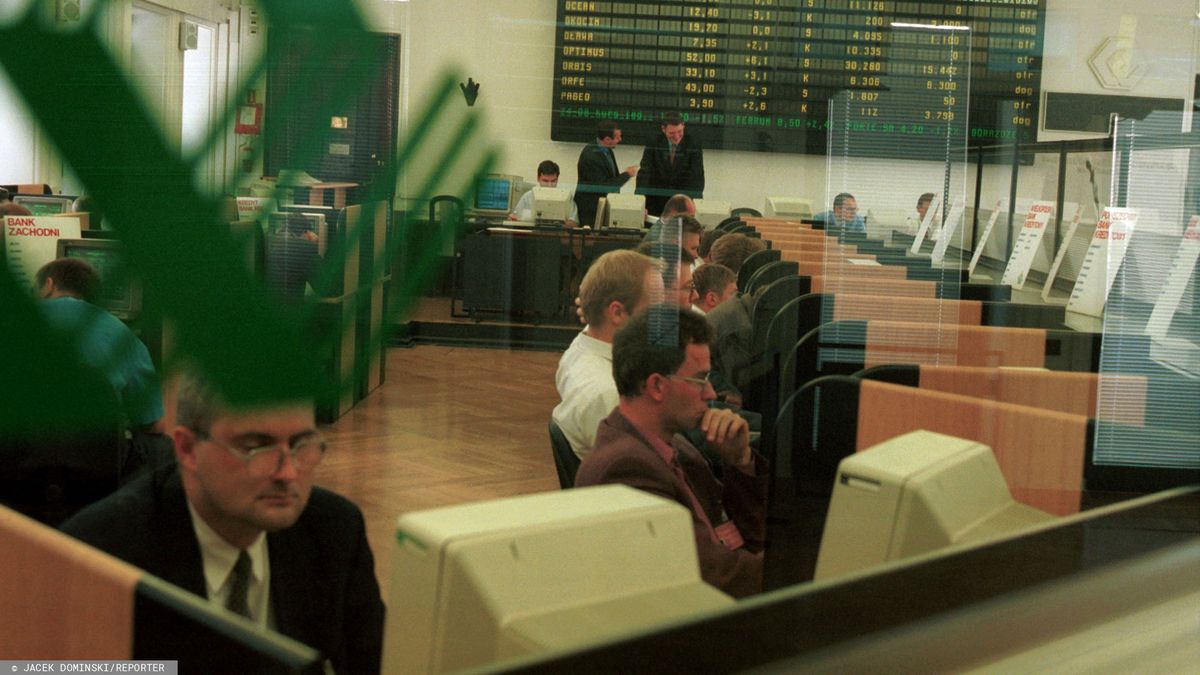 Tak wyglądał handel akcjami na giełdzie w Warszawie w 1999 roku.
