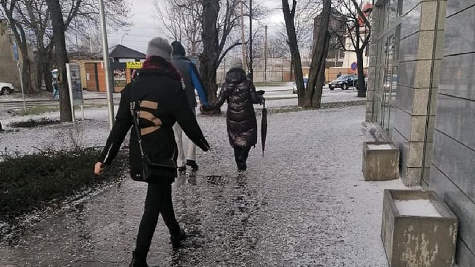 Grad nawiedził Warszawę. Zdjęcia otrzymaliśmy od naszych czytelników za pośrednictwem formularza #dziejesię.